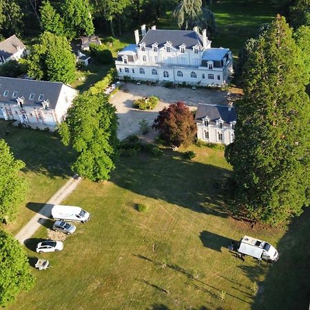 Emplacement Bucolique De Camping Dans Le Parc Du Chateau - Attention Tente Et Materiels Non Fournis Et Sans Possibilite De Faire Courir Une Rallonge Pour Se Raccorder A L'Electricite Брен-сюр-Аллонн Экстерьер фото