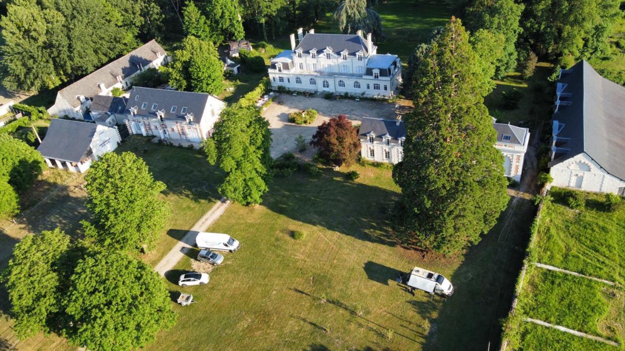 Emplacement Bucolique De Camping Dans Le Parc Du Chateau - Attention Tente Et Materiels Non Fournis Et Sans Possibilite De Faire Courir Une Rallonge Pour Se Raccorder A L'Electricite Брен-сюр-Аллонн Экстерьер фото